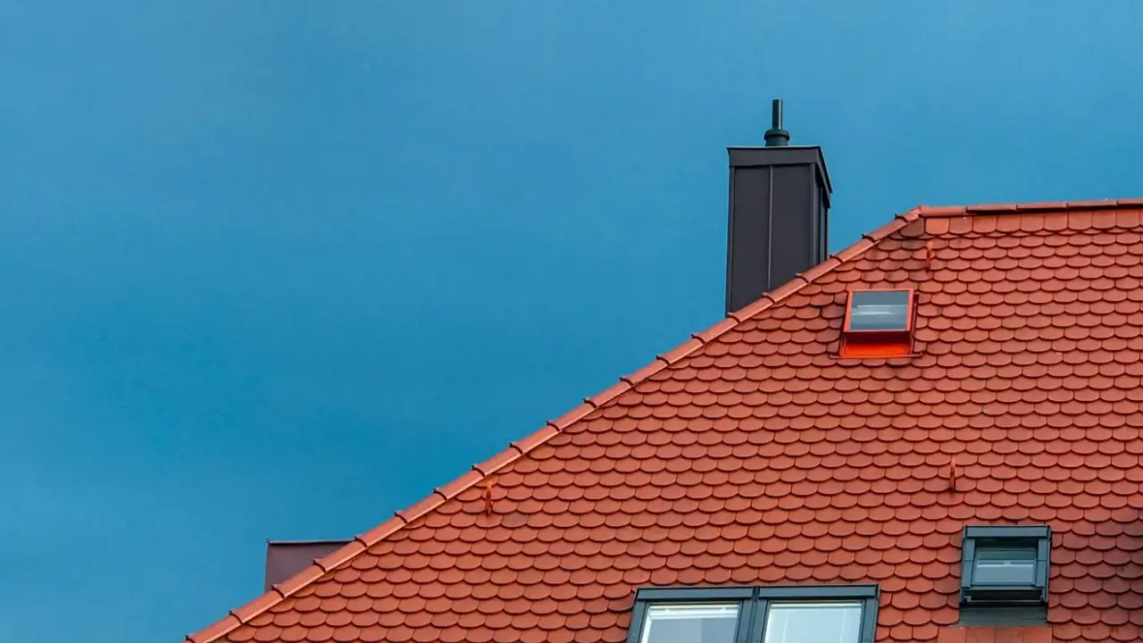 Pourquoi le démoussage de toiture au Luxembourg est indispensable ?